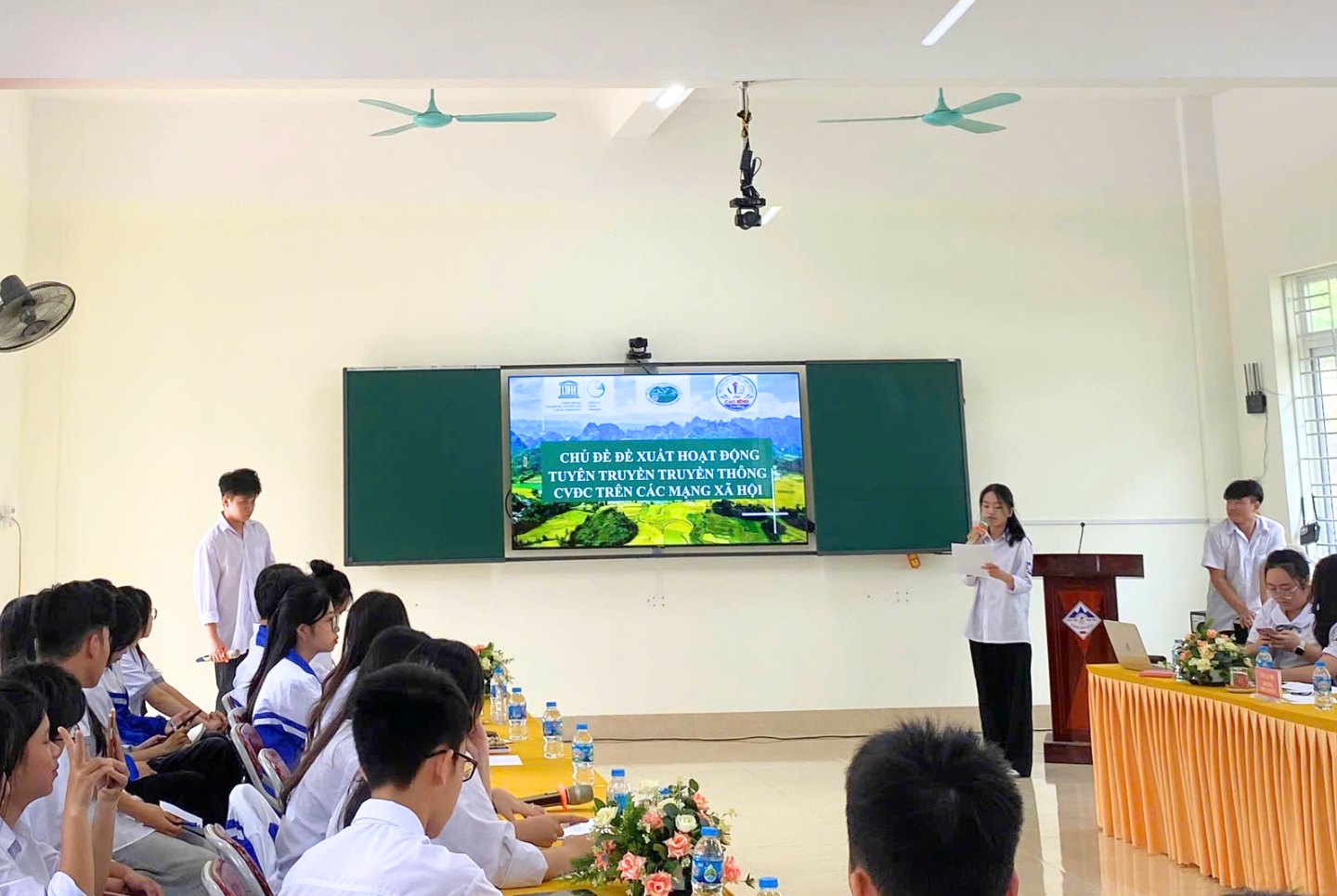 Học sinh La Bảo Nam và Nguyễn Thủy Tiên đại diện CLB trình bày tham luận và chủ trì thảo luận với các trường bạn về chủ đề đề xuất hoạt động tuyên truyền truyền thông CVĐC trên các trang mạng xã hội