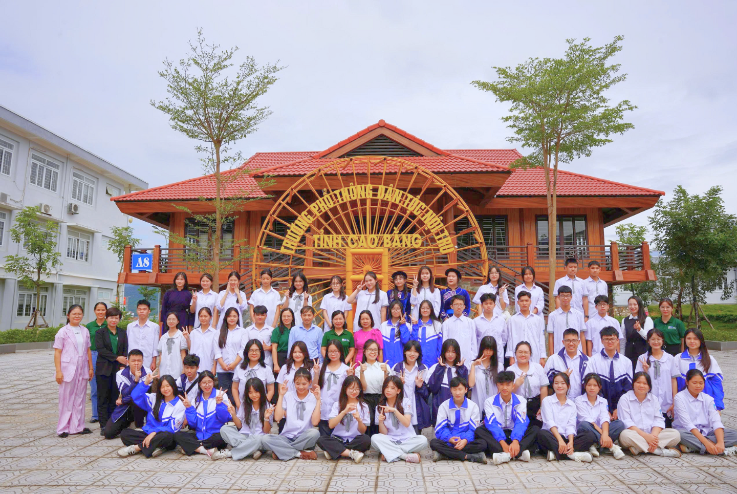 Ảnh lưu niệm cùng Ban Quản lý CVĐC Non nước Cao Bằng, CLB Cùng em khám phá CVĐC trường PTDTNT tỉnh, trường THPT Chuyên, trường THPT Thành phố và trường THPT Bế Văn Đàn