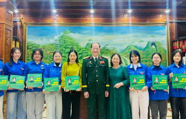 Tuổi trẻ Trường THPT Cao Bình vinh dự được gặp gỡ, lắng nghe những chia sẻ của Thượng tướng Bế Xuân Trường về truyền thống và trách nhiệm của thế hệ trẻ