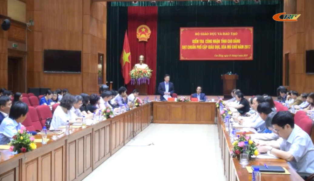 Đoàn công tác Bộ Giáo dục và Đào tạo công nhận tỉnh Cao Bằng đạt chuẩn phổ cập giáo dục xóa mù chữ năm 2017.