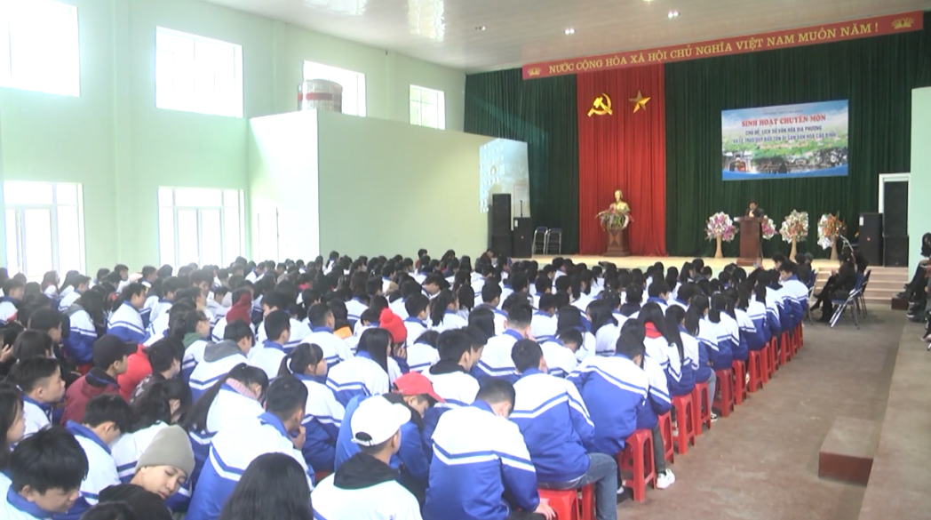 Học sinh trường THPT Cao Bình tham gia ngoại khóa.